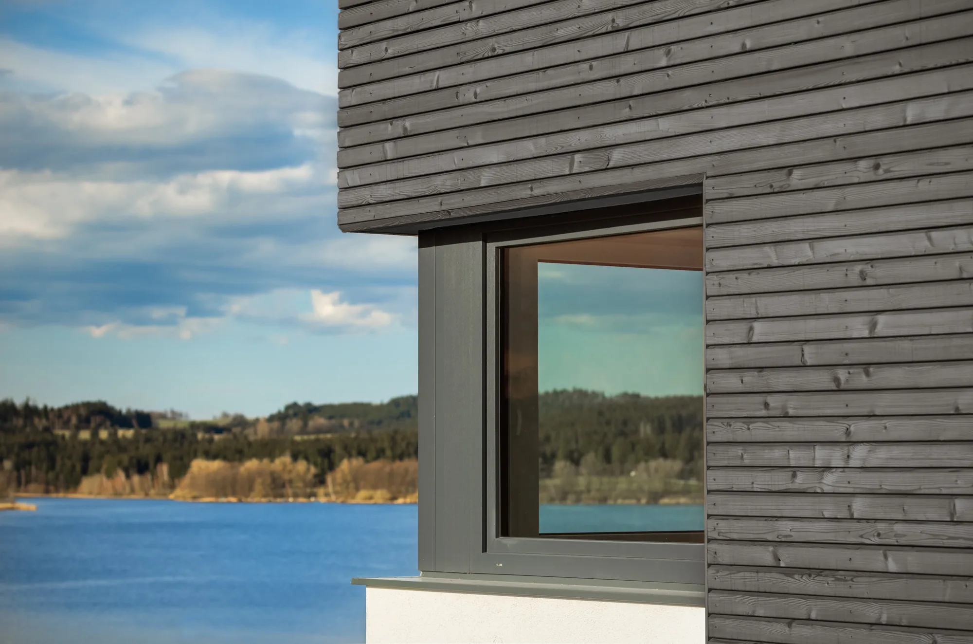 Okno apartmánu s výhledem na Lipno
